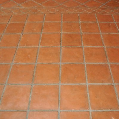 Středně a vysoce nasákavá terakota (cihlová dlažba)